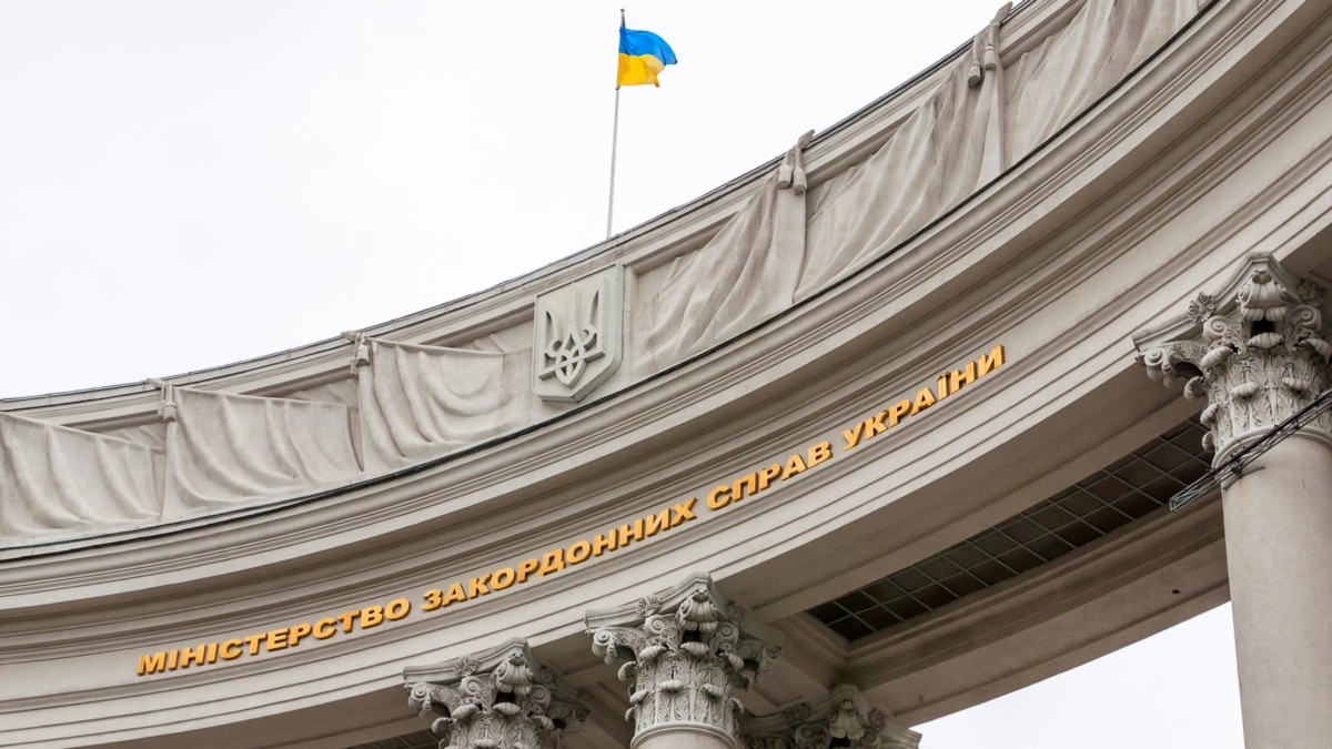 У МЗС України назвали тимчасовим рішення щодо обмеження консульських послуг для чоловіків за кордоном
