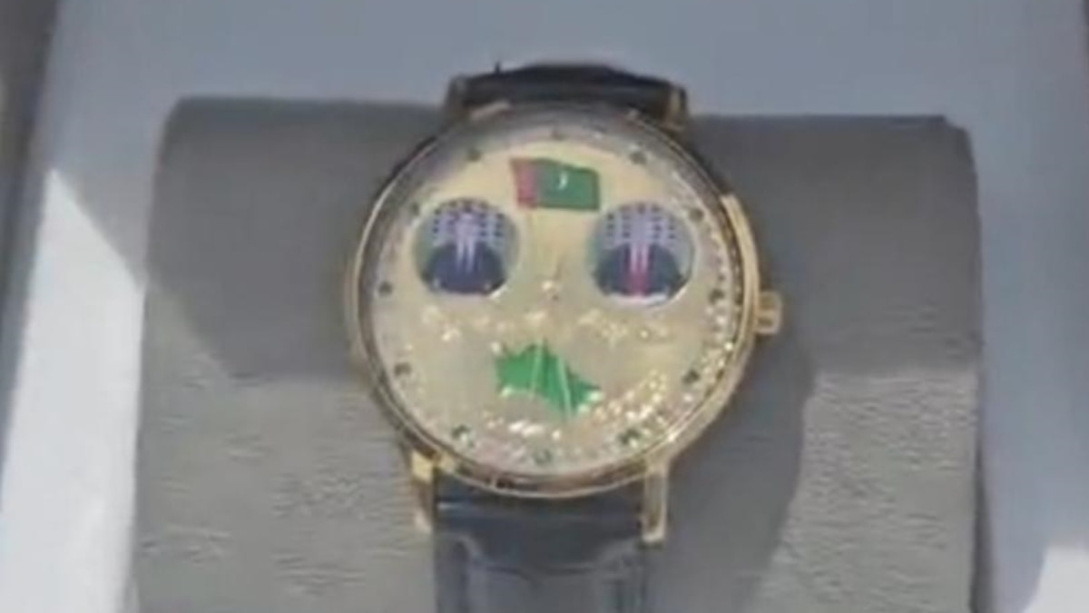 У Туркменистані чиновників зобов’язали купувати годинники із зображенням Бердимухамедових