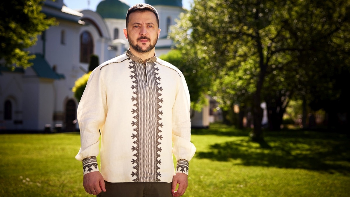 «Українці стають на коліна лише у молитві»: президент Зеленський привітав християн східного обряду з Великоднем